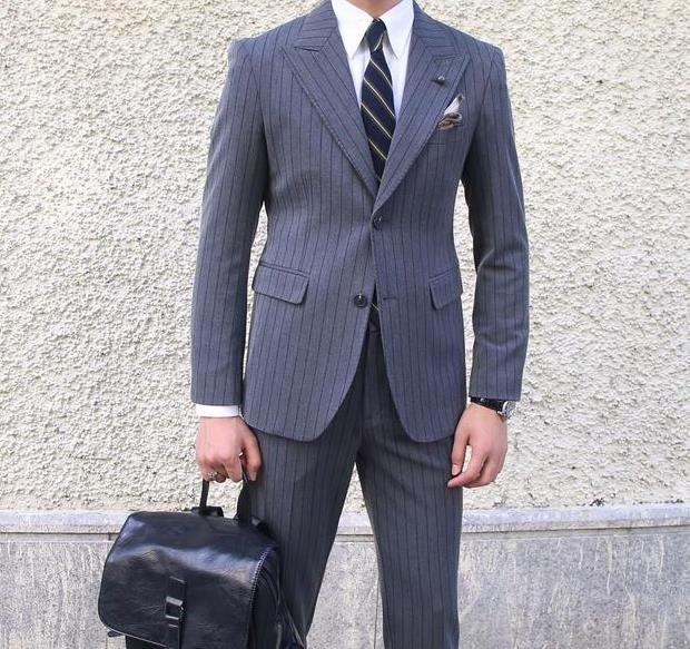 西服定做的過程涉及到多個重要的環節和步驟,